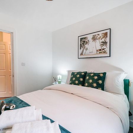 Livestay-New Private Apartment Building Minutes From Heathrow Slough Buitenkant foto