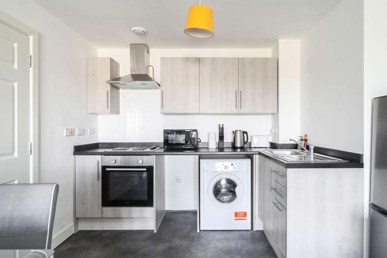 Livestay-New Private Apartment Building Minutes From Heathrow Slough Buitenkant foto