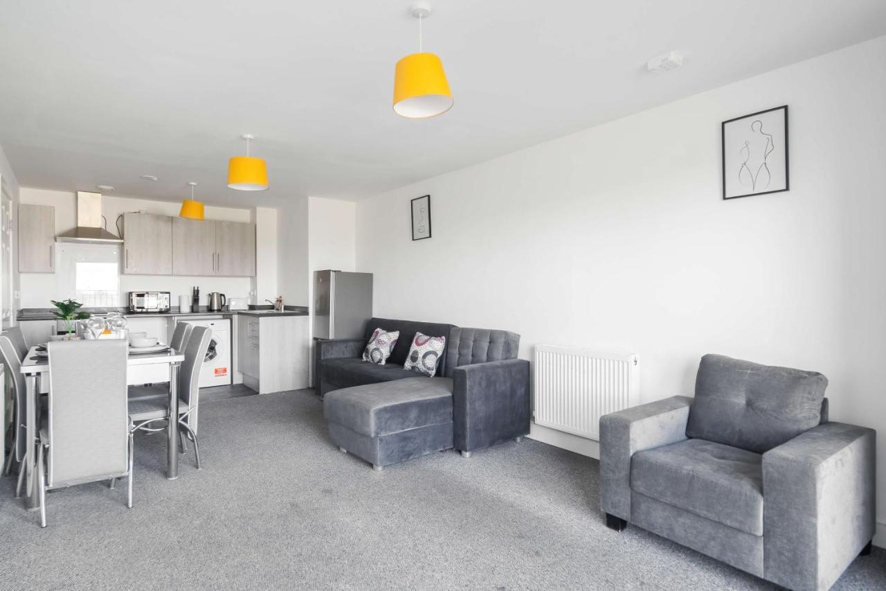 Livestay-New Private Apartment Building Minutes From Heathrow Slough Buitenkant foto