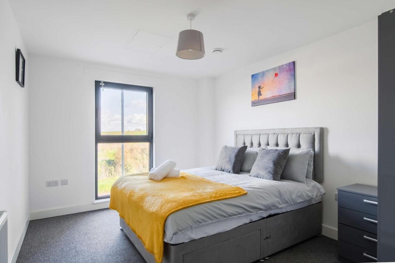 Livestay-New Private Apartment Building Minutes From Heathrow Slough Buitenkant foto