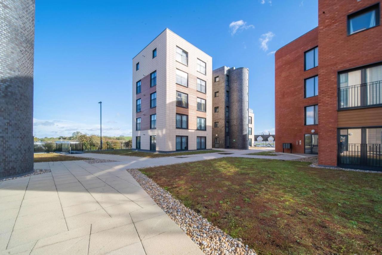 Livestay-New Private Apartment Building Minutes From Heathrow Slough Buitenkant foto