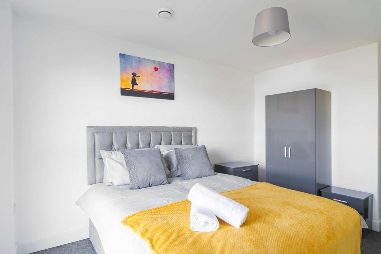 Livestay-New Private Apartment Building Minutes From Heathrow Slough Buitenkant foto