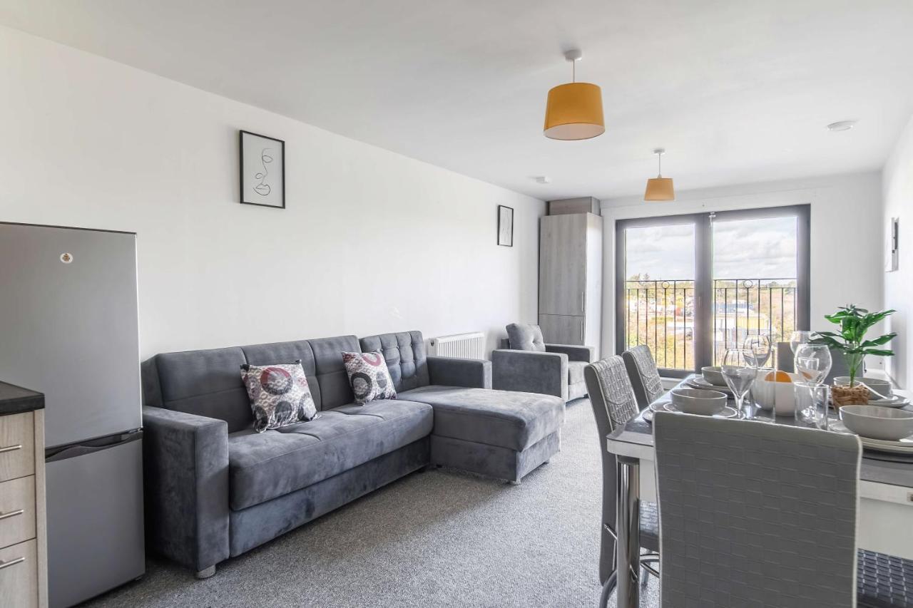 Livestay-New Private Apartment Building Minutes From Heathrow Slough Buitenkant foto