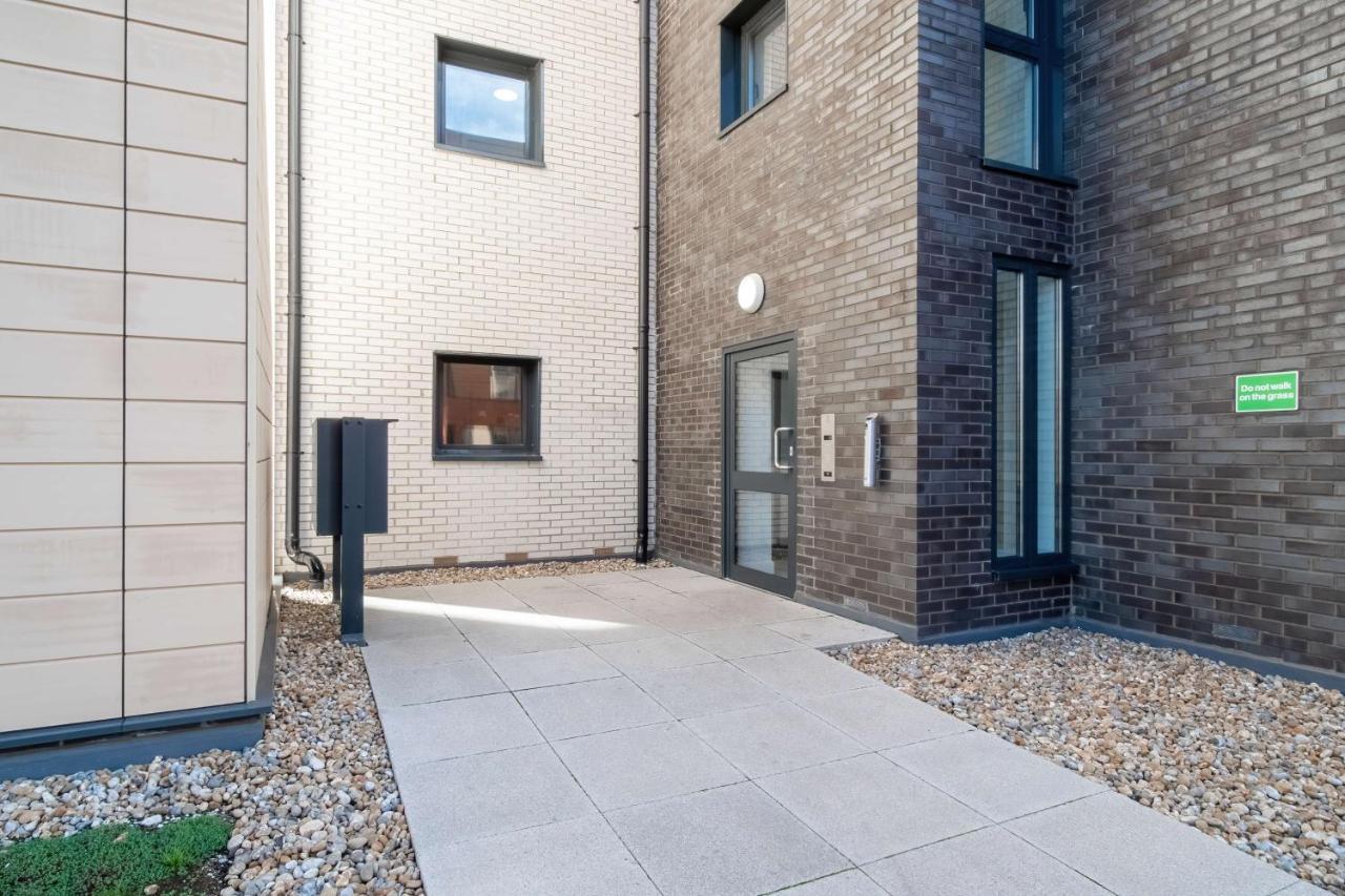 Livestay-New Private Apartment Building Minutes From Heathrow Slough Buitenkant foto