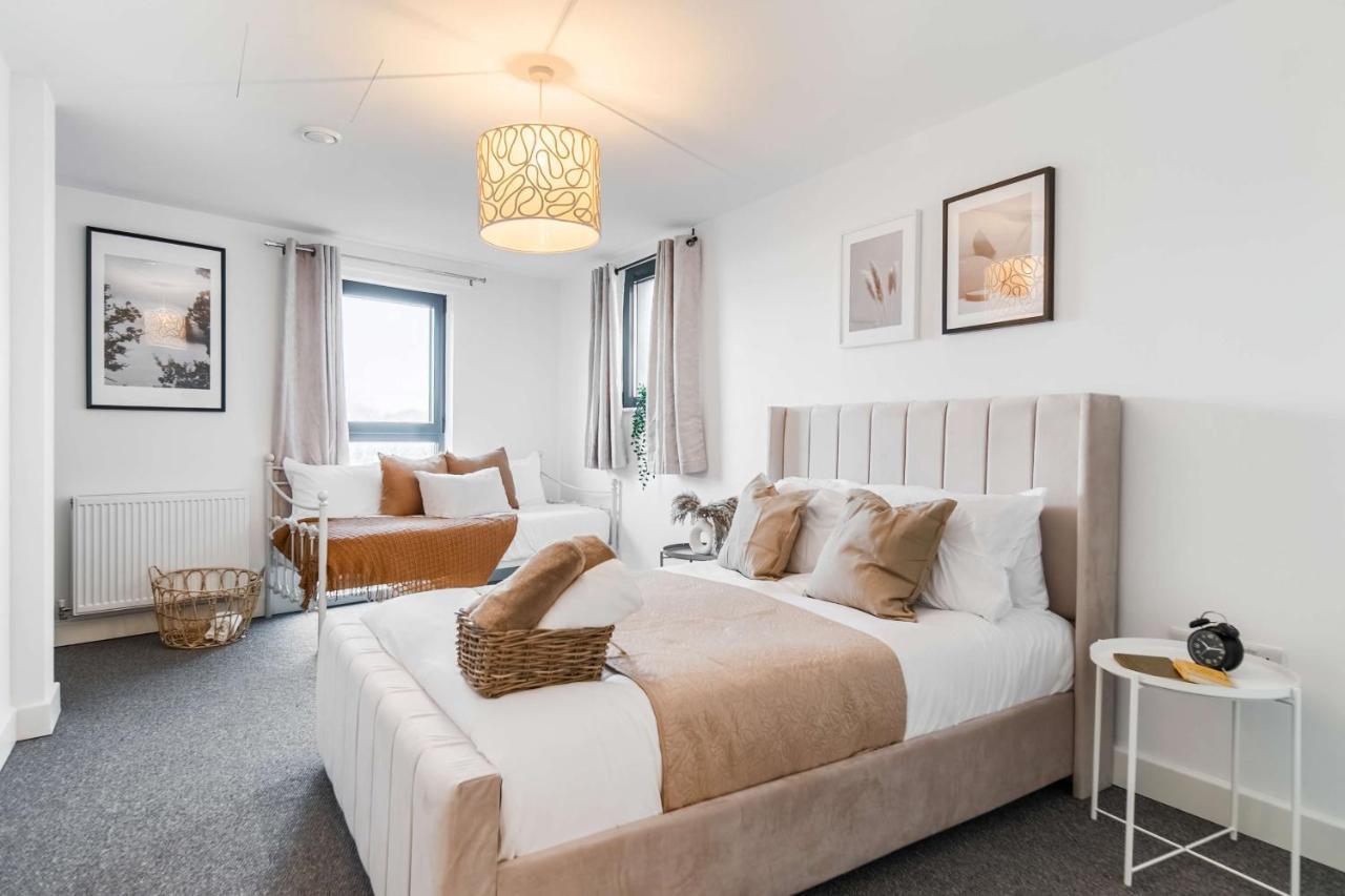 Livestay-New Private Apartment Building Minutes From Heathrow Slough Buitenkant foto