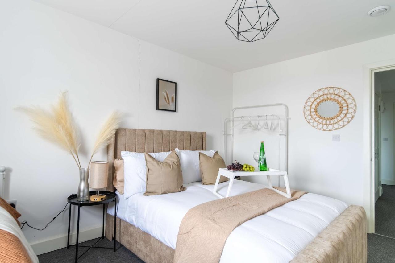 Livestay-New Private Apartment Building Minutes From Heathrow Slough Buitenkant foto