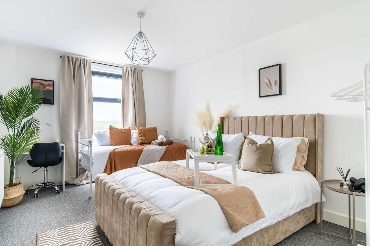 Livestay-New Private Apartment Building Minutes From Heathrow Slough Buitenkant foto
