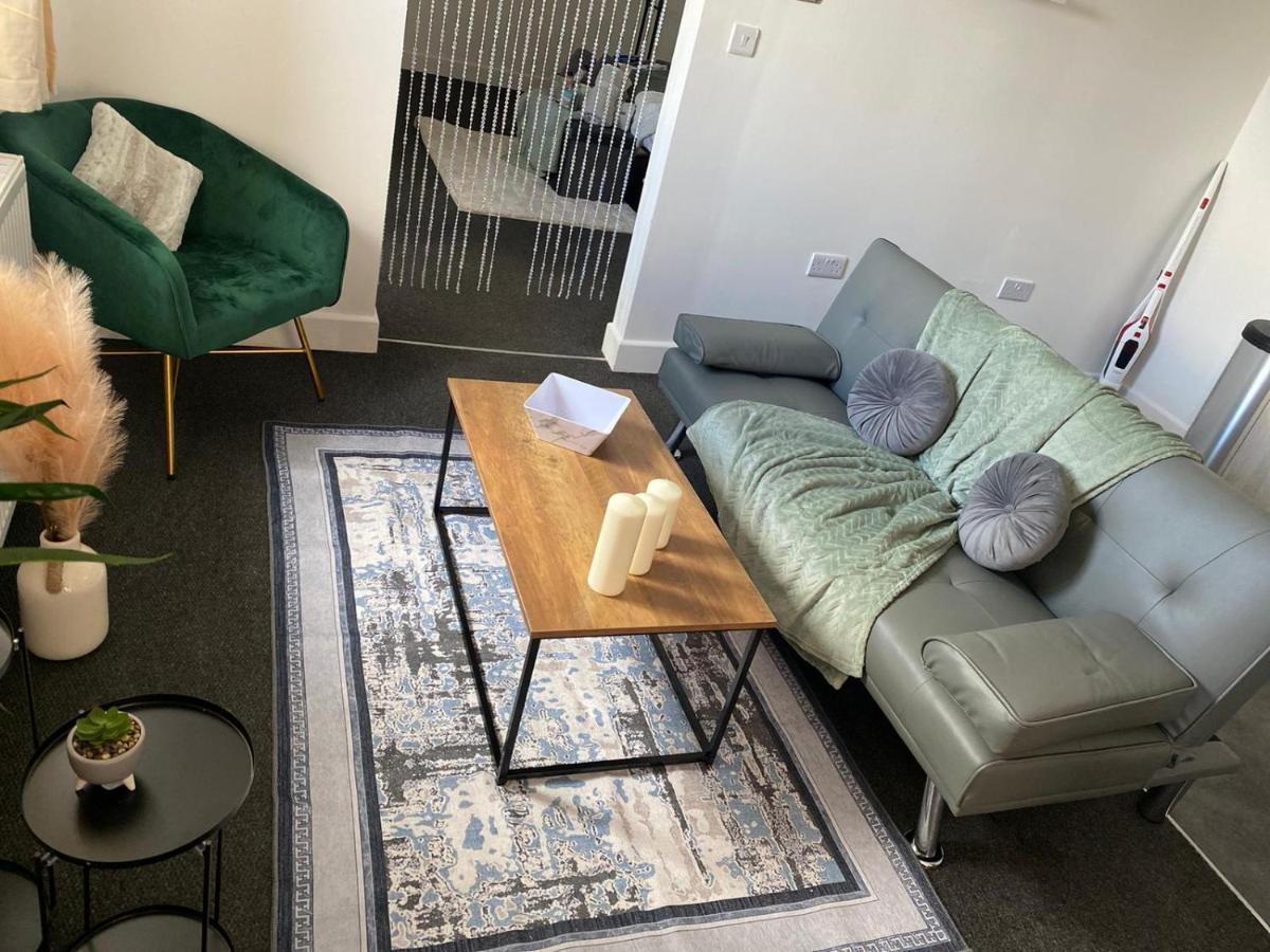 Livestay-New Private Apartment Building Minutes From Heathrow Slough Buitenkant foto