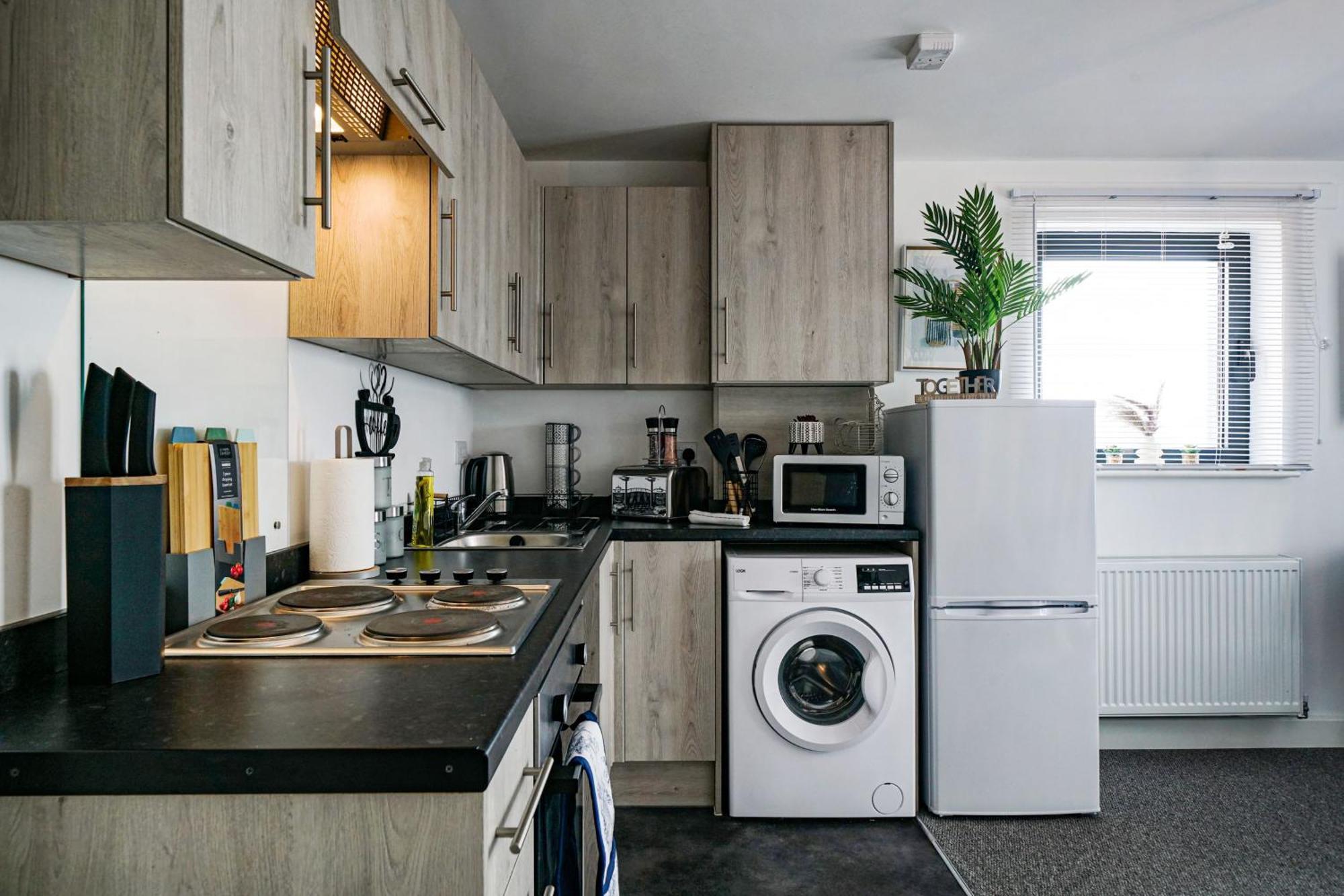 Livestay-New Private Apartment Building Minutes From Heathrow Slough Buitenkant foto