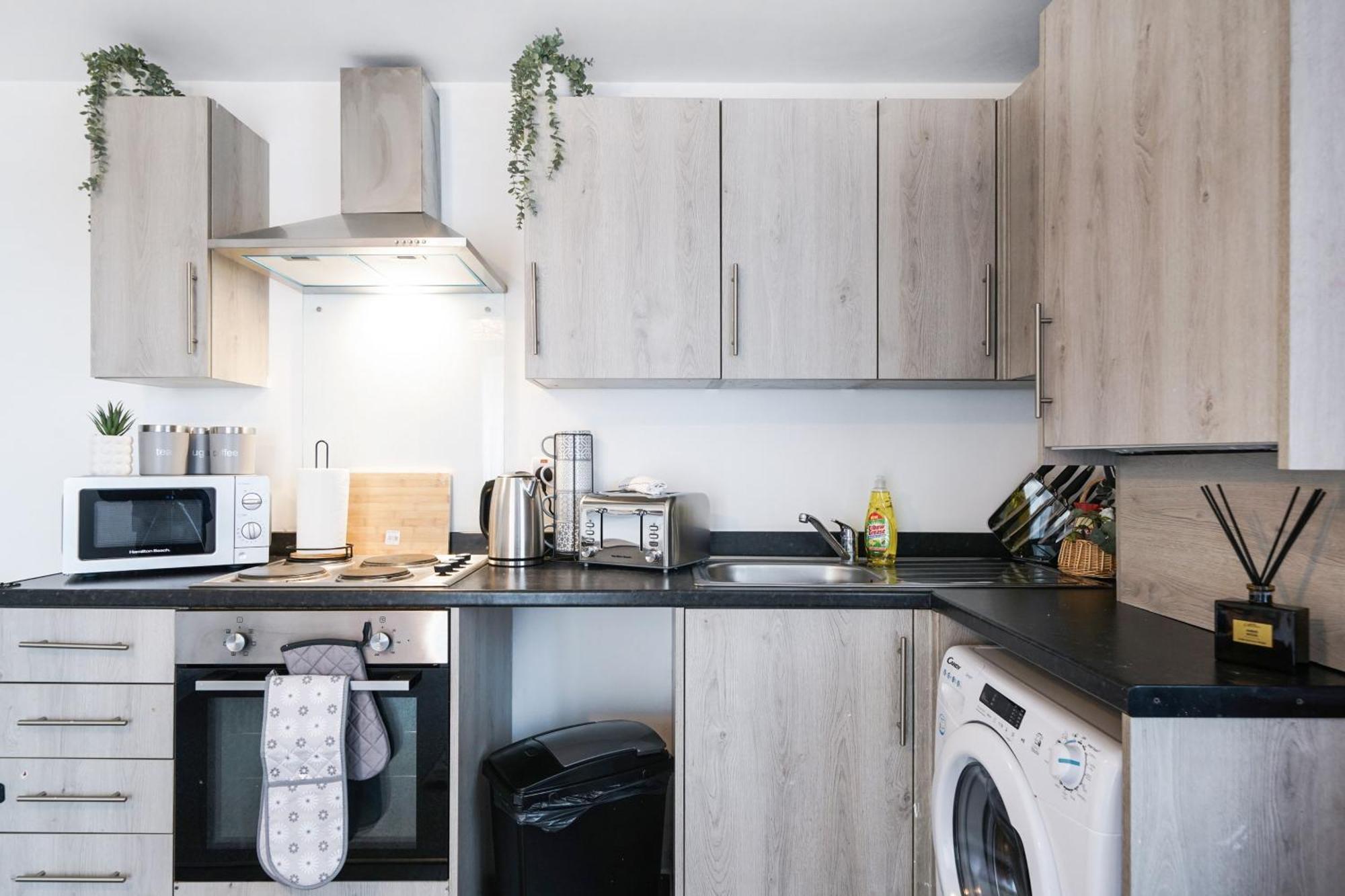 Livestay-New Private Apartment Building Minutes From Heathrow Slough Buitenkant foto