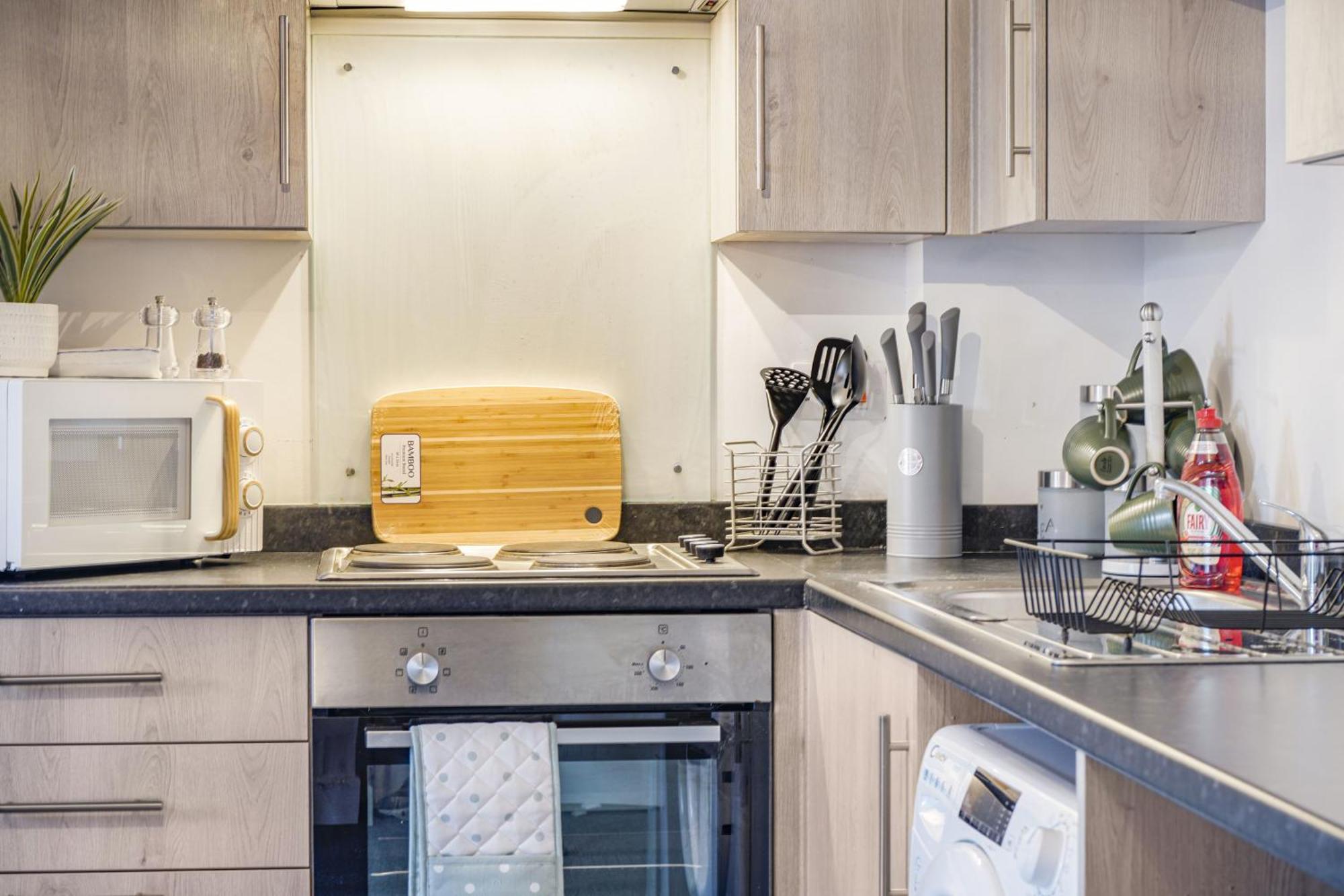 Livestay-New Private Apartment Building Minutes From Heathrow Slough Buitenkant foto