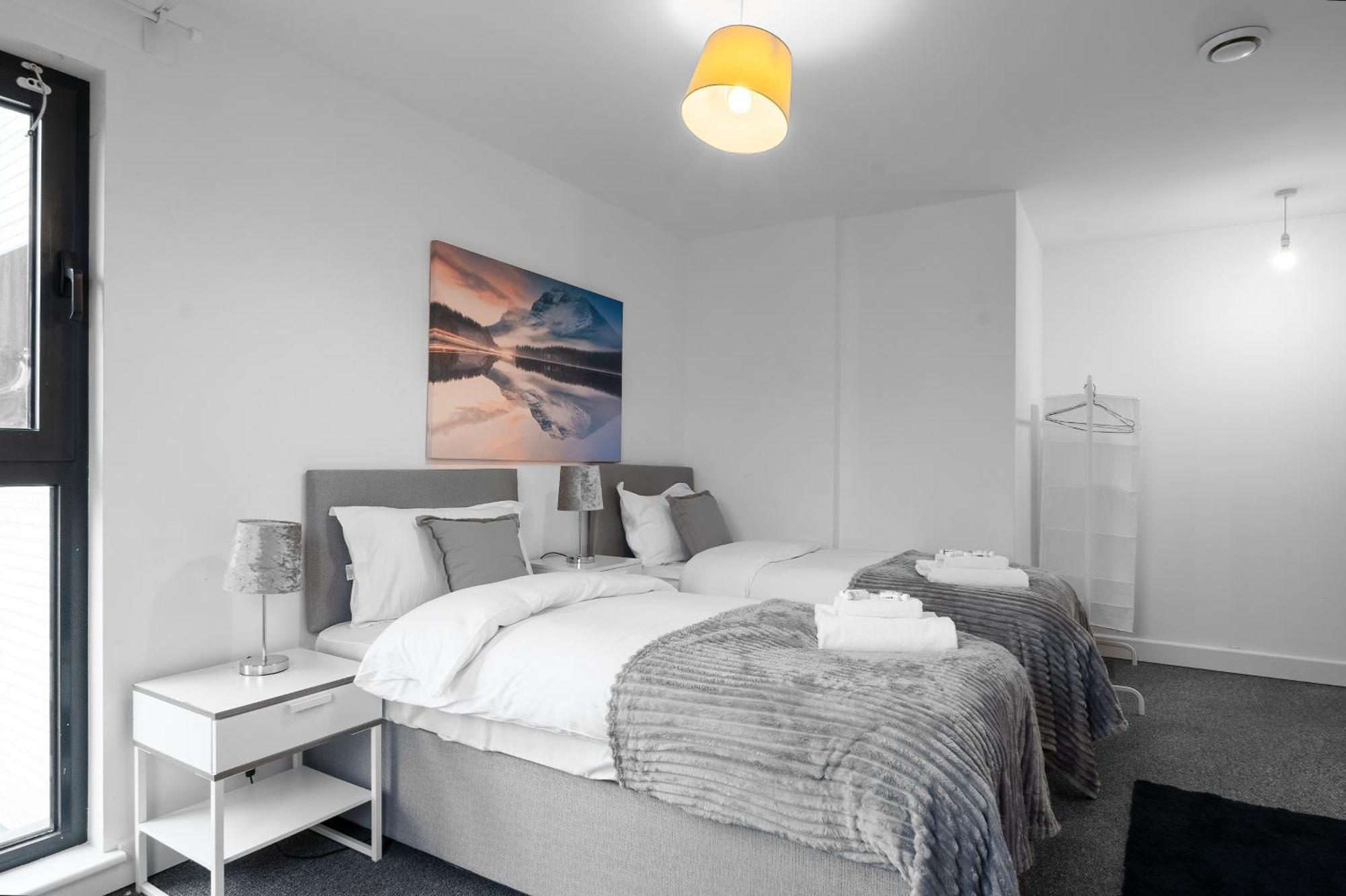 Livestay-New Private Apartment Building Minutes From Heathrow Slough Buitenkant foto