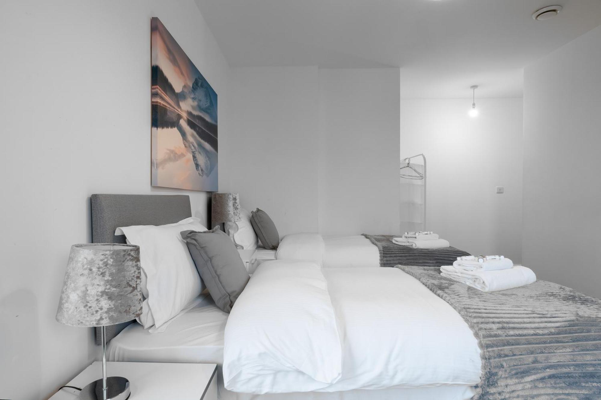 Livestay-New Private Apartment Building Minutes From Heathrow Slough Buitenkant foto