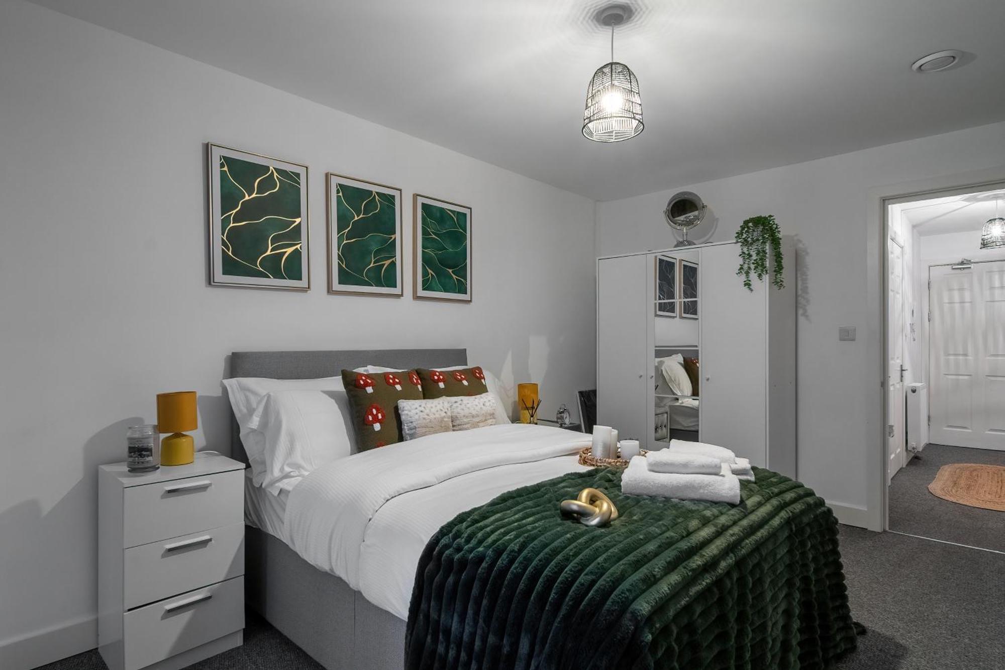 Livestay-New Private Apartment Building Minutes From Heathrow Slough Buitenkant foto