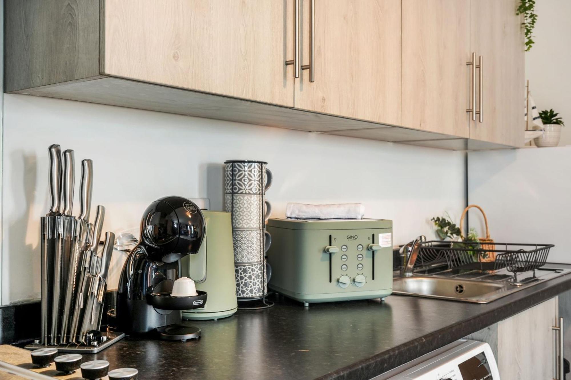 Livestay-New Private Apartment Building Minutes From Heathrow Slough Buitenkant foto