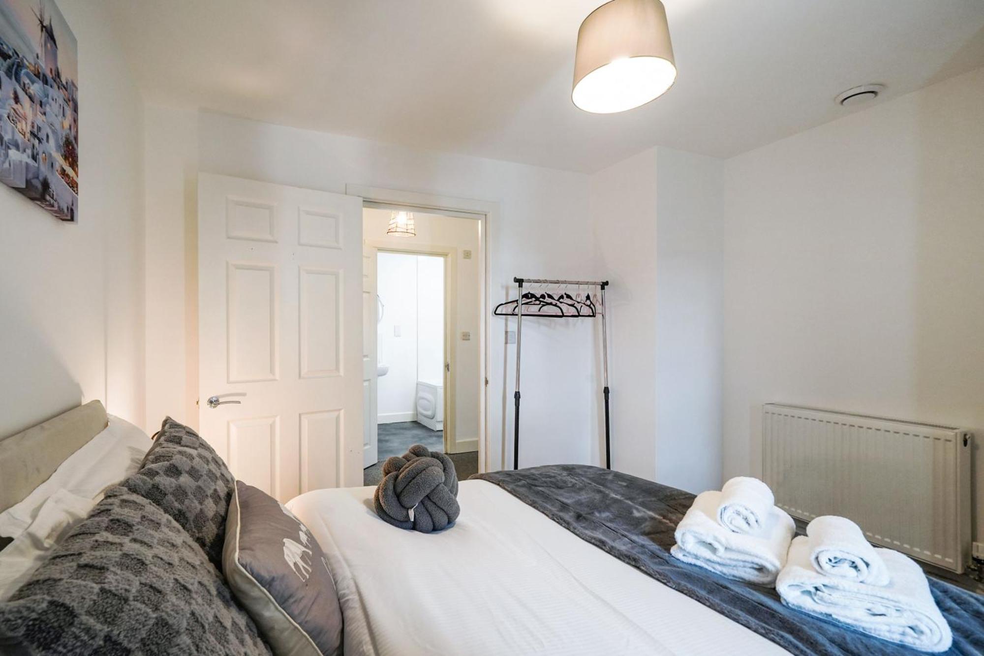 Livestay-New Private Apartment Building Minutes From Heathrow Slough Buitenkant foto
