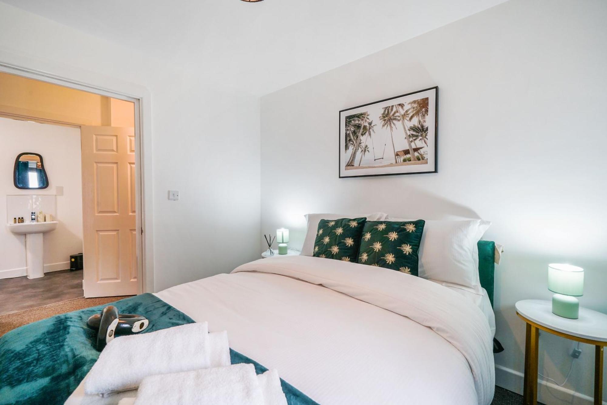 Livestay-New Private Apartment Building Minutes From Heathrow Slough Buitenkant foto
