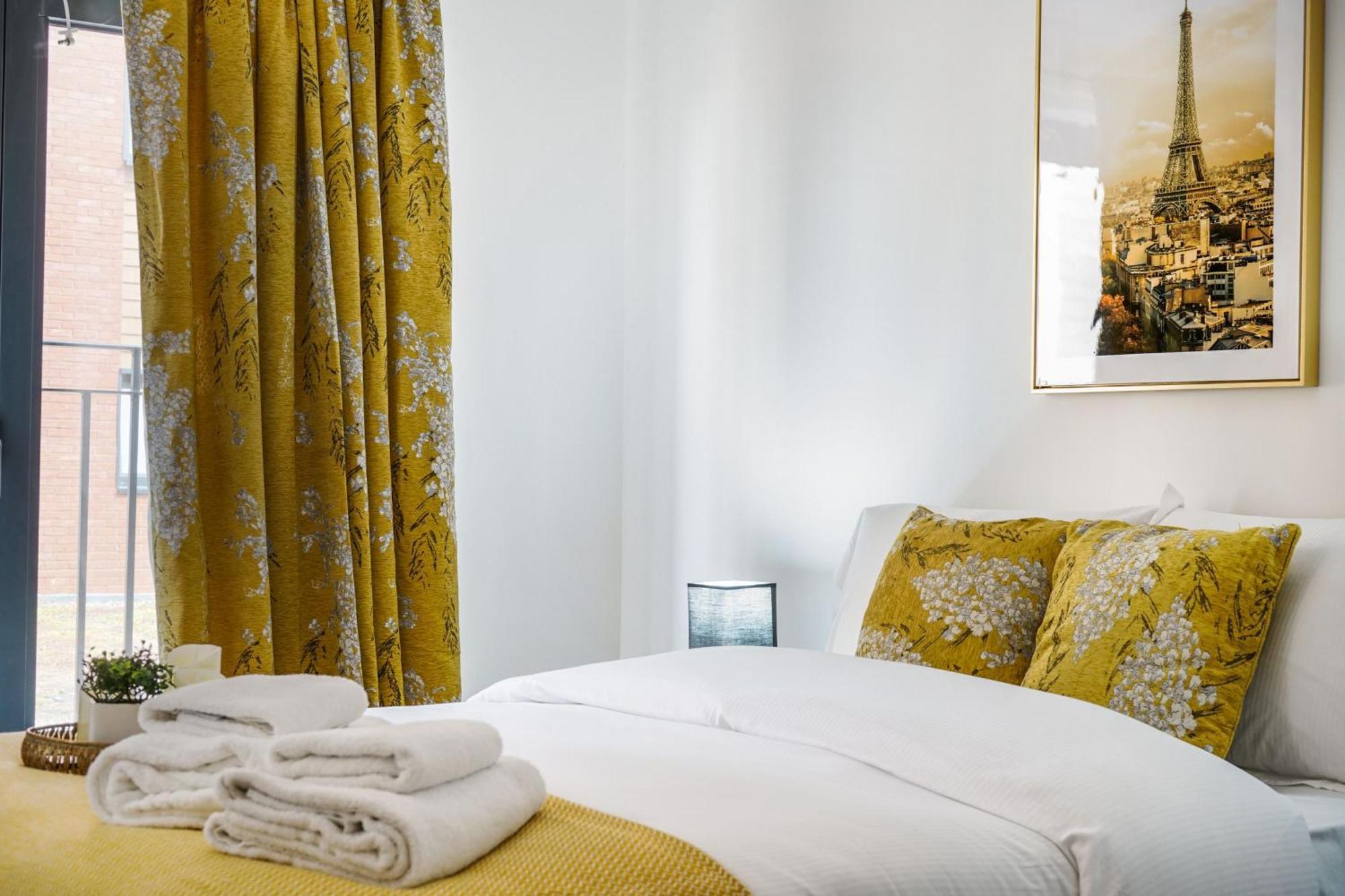 Livestay-New Private Apartment Building Minutes From Heathrow Slough Buitenkant foto